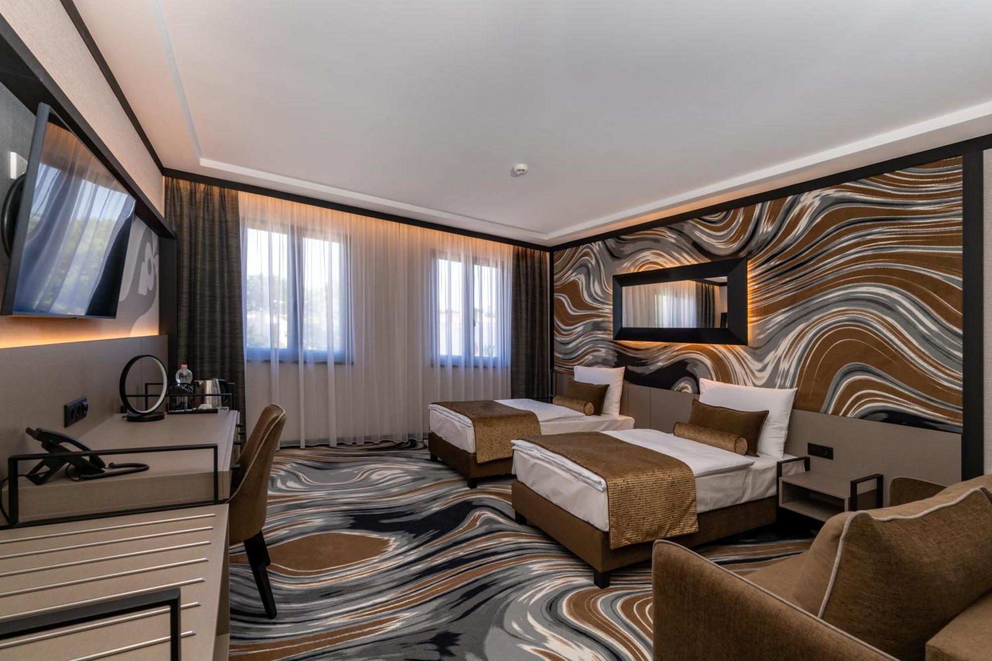 Hotel Debrecen מלון 3*