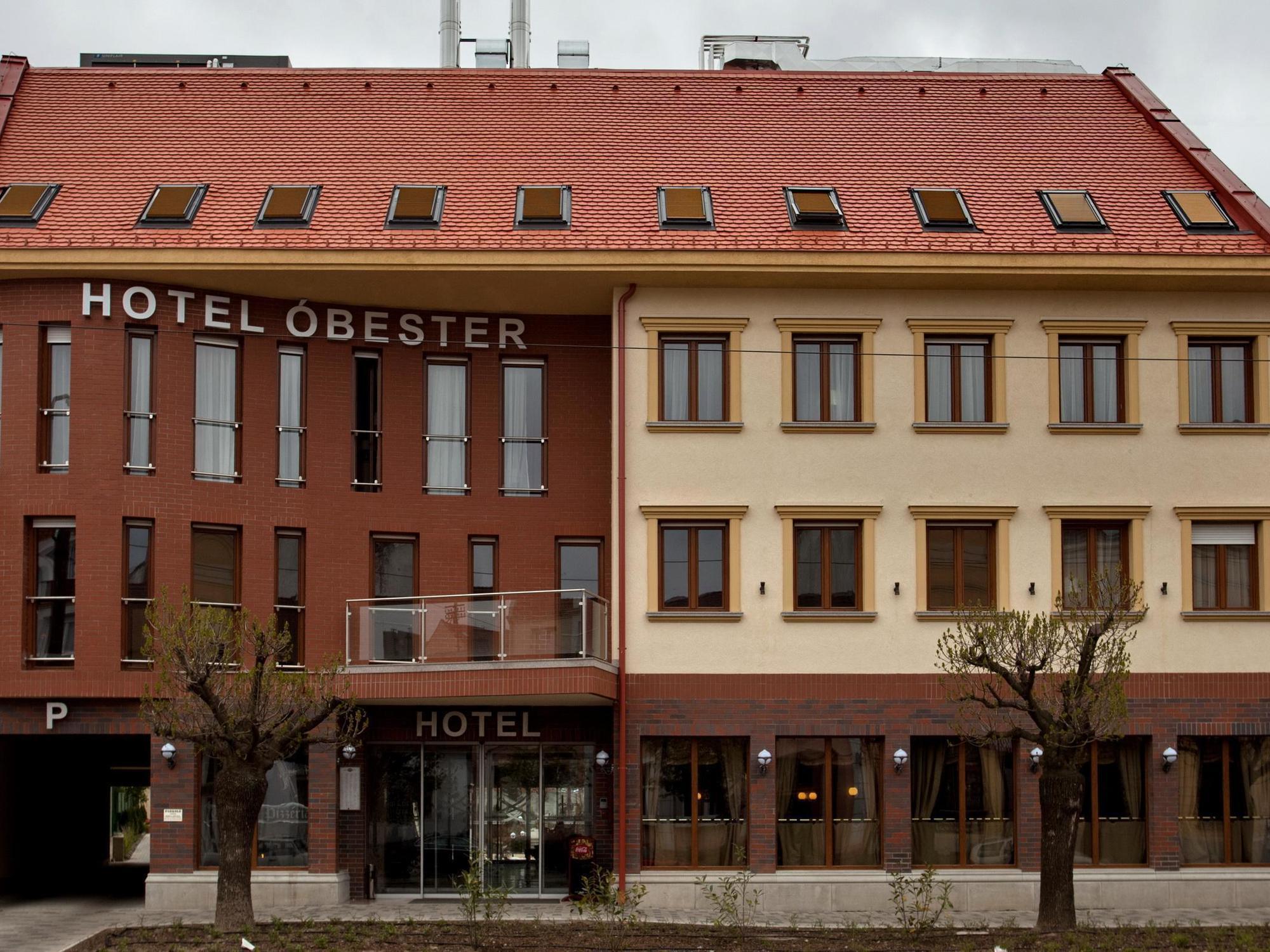 Hotel Debrecen מלון