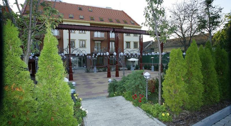 Hotel Debrecen מלון 3*